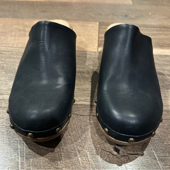Scoop Black Clogs - Picture 2 of 5